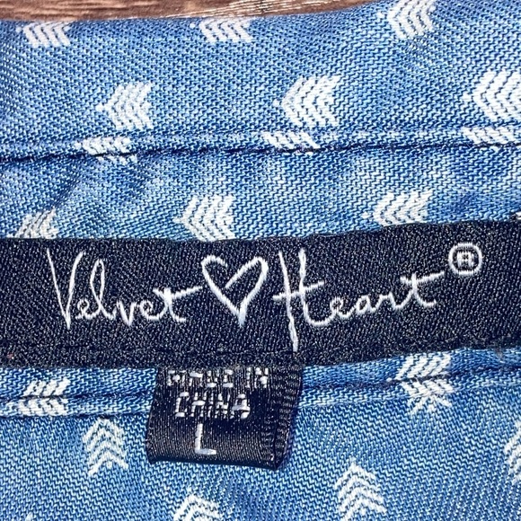 EUC Velvet Heart Chambray Button-Up Shirt W/ Arrow Prints Size Large - Picture 3 of 8